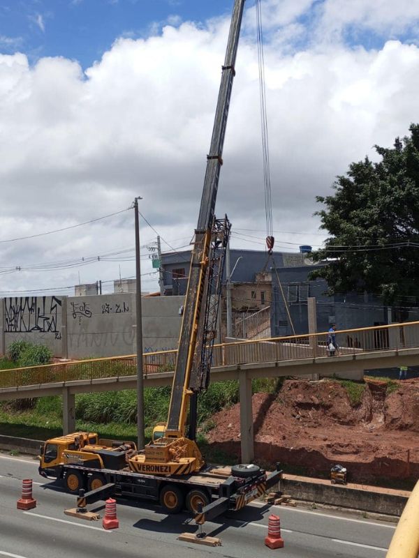 Locação de Munck para transporte de máquinas